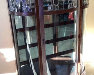 19th CENTURY AMERICAN VICTORIAN OAK BOW FRONT CHINA CABINET, w BEVELED & LEADED GLASS PANELS, CARVED CREST