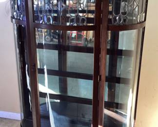 19th CENTURY AMERICAN VICTORIAN OAK BOW FRONT CHINA CABINET, w BEVELED & LEADED GLASS PANELS, CARVED CREST