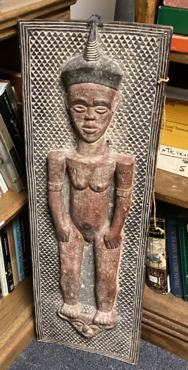 VTG. HAND CARVED FIGURATIVE PANEL OF THE EASTERN PENDE, DR CONGO, 24'' BAMBOO, RATTAN