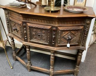 1920s KITTINGER FURNITURE WALNUT JACOBEAN STYLE SHORT SIDEBOARD