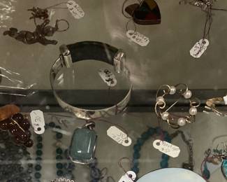 ASSORTED STERLING SILVER JEWELRY
