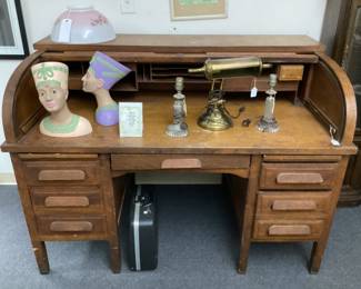 VTG. OAK ROLL TOP DESK, CERAMIC NEFERTITI BUSTS, BRASS DESK LAMP, GLASS LAMP SHADE