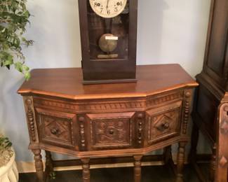 VTG. KITTINGER WALNUT SHORT SERVER CABINET, MANTLE CLOCK