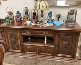 ANTIQUE VICTORIAN OAK CARVED CREDENZA SIDEBOARD, VTG. OIL LAMPS, VTG. LEAD GLASS SHADE TABLE LAMP,  FENTON RUFFLED EDGE DISH