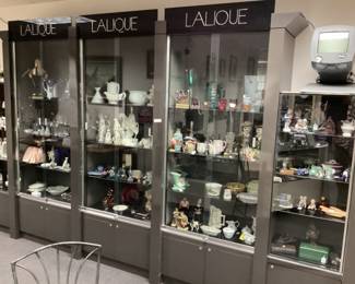 (5) LALIQUE 4 SHELF DISPLAY CASES, PORCELAIN FIGURINES, TEA SETS, VTG. HUMMELS FIGURINES, ART GLASS, JADE FIGURINES