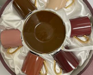(12pc) Coffee & Tea Set | Vintage pink/magenta coffee and tea set with silk lined box
Cups: h. 2 in.
Saucer: dia. 4 in.