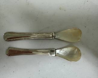Caviar Spoons | Mother of pearl and silverplate caviar spoons. - l. 6 in