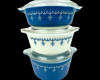 #83 • Vintage Pyrex Snowflake Blue Garland Casseroles - Set of 3 - with Lids
