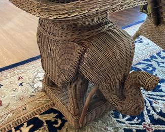 Wicker elephant w/lift off tray