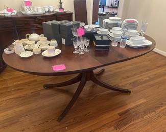 Mahogany dining table with 3 leaves
