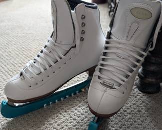 Like New Riedell Model 223 Ice Skates 
size 5.5 W