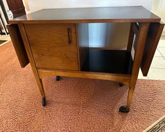 MCM BAR-CART VINTAGE 60s
Drop leaf top with lower cabinet. 
Fitted with bi-pass doors, original casters and 
Excellent Condition.