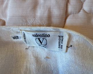 Closeup of vintage Valentino Studio women’s blouse, Sz 44/10, beige 100% linen jacquard, made in Italy