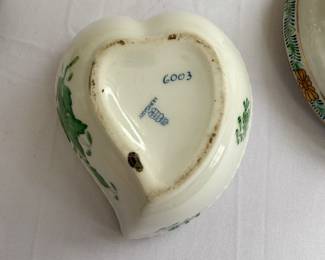 Base of the Herend Porcelain Chinese Bouquet pattern heart-shaped lidded trinket box