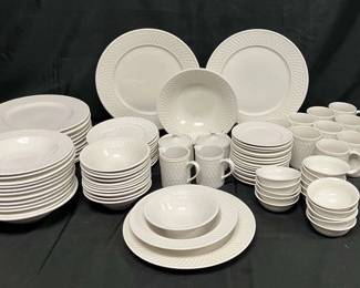CT445Oneida Wicker Stoneware Dinnerwsre Set