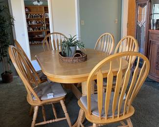 Dining table with built in extension and 6 chairs 