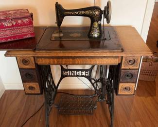 Vintage Singer Sewing Machine And Sewing Machine Chest