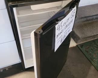 GE 4.5 cu. ft. Mini fridge. Cleaned and working!