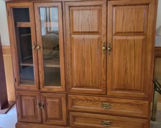 $75 SOLID OAK WOOD IN GREAT CONDITION ENTERTAINMENT CENTER WITH DRAWERS AND ROOM FOR YOUR ELECTRONICS OR COLLECTIBLES.