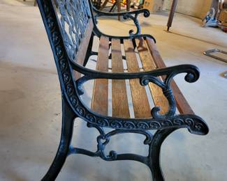 SOLID IRON/WOOD GREAT CONDITION PARK STYLE BENCH $50