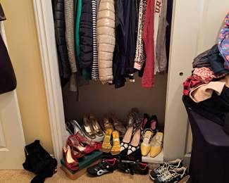 Womens shoes size 7-9.