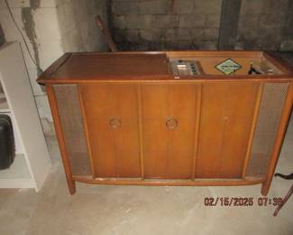 Mid Century Modern Magnavox console radio/record player (turn on but needs a good cleaning)