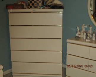 Broyhill 1980s post modern/contemporary  enamel white Chest of drawers