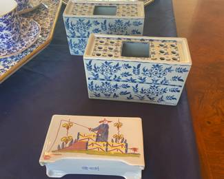 Asian inspired porcelain trinket box; Delft vases
