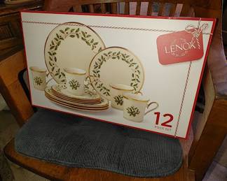 Lenox Holiday 12-Piece Plate & Mug Set new in box
