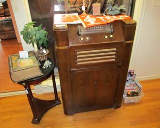 Antique "TrueTone" radio/record player (non-working)