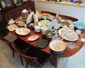 1950's Willett Cherry dining set w/ 2 leaves and 4 chairs. (1 chair needs repair)