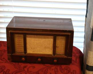 Philco Radio (Powers On)