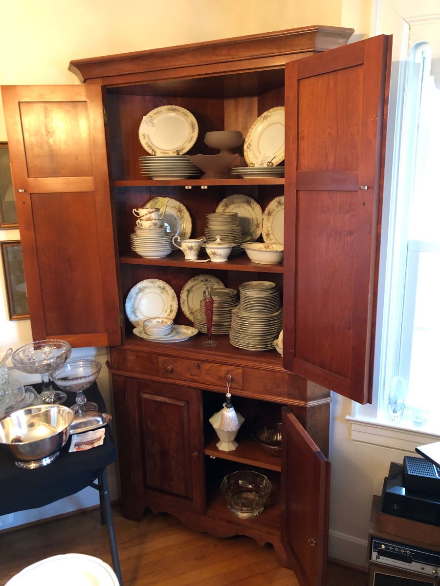 Corner cupboard