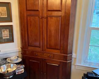 Corner cupboard