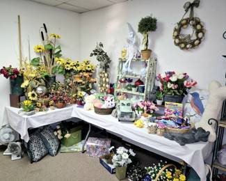 Much seaonal decor and decorations