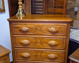 Chest of drawers 