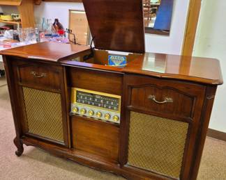 MCM Magnavox console stereo w/ turntable