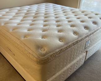 King size mattress and box-spring - like NEW - Sealy Posturepedic