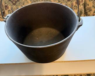  Cast iron bean pot (Dutch oven)