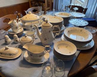 MIKASA CHINA SET āRENAISSANCE VALERIEā PATTERN OVEN AND DISHWASHER SAFE