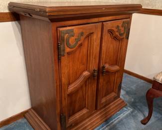 DREXEL BRASS MOUNT FOLD TOP MINI BAR WITH FRENCH DOORS