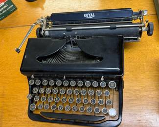 VINTAGE ROYAL TYPEWRITER INCLUDING CASE