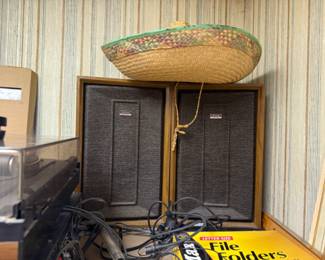SPEAKERS AND TURNTABLE