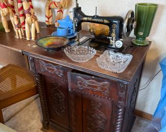 ANTIQUE MINNESOTA SEWING MACHINE AND CABINET