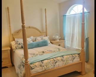 Queen 4 poster bed