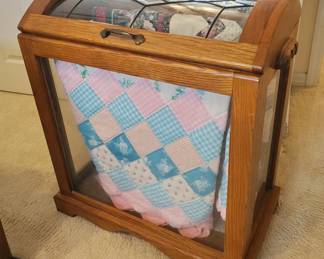 Glass quilt display case