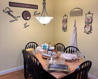 Farmhouse dining table with 6 chairs - like new