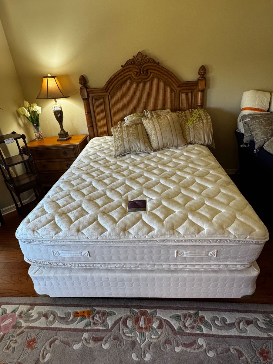 Tommy Bahama bedroom set queen in great condition!!!