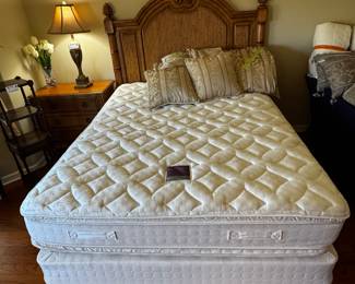 Tommy Bahama bedroom set queen in great condition!!!