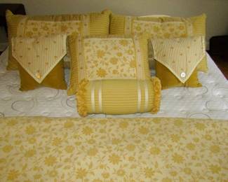 Beautiful honeybee bed set